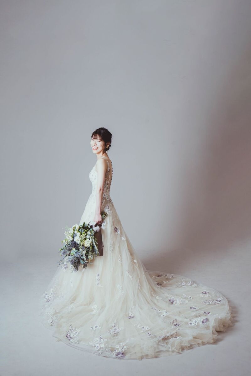 シアーなバックスタイルで大人可愛い花嫁に♡