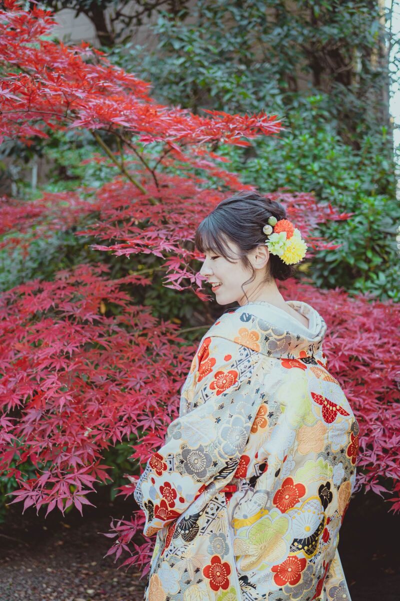 紅葉をバックに色打掛が華やかです