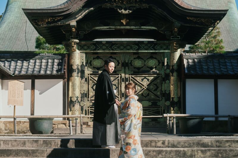 国重要文化財の前で