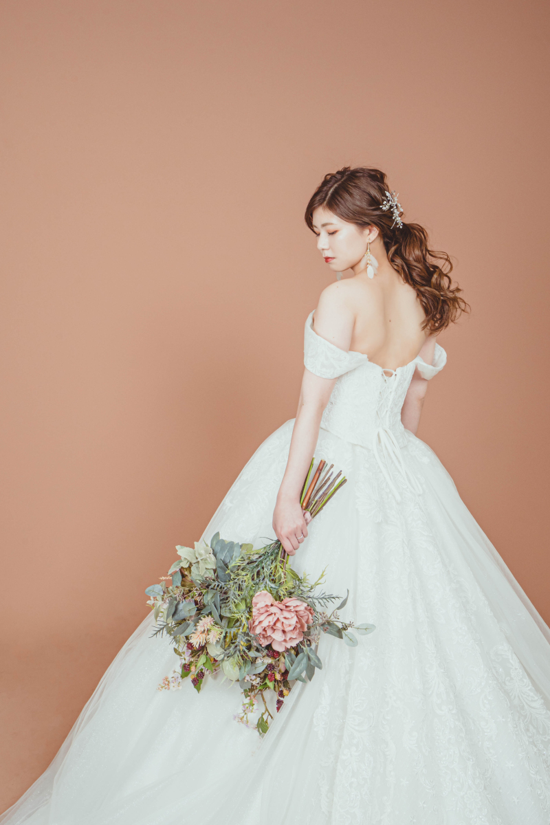 上品さに可愛さもあるウエディングドレス姿