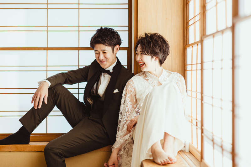 料亭内の和室で洋装撮影