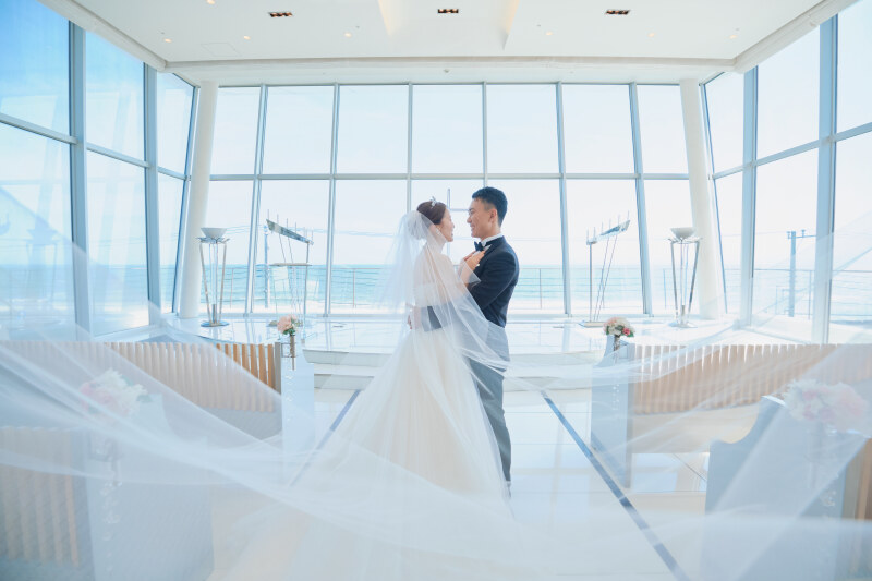 鎌倉・七里ガ浜の海が一面に広がるチャペル