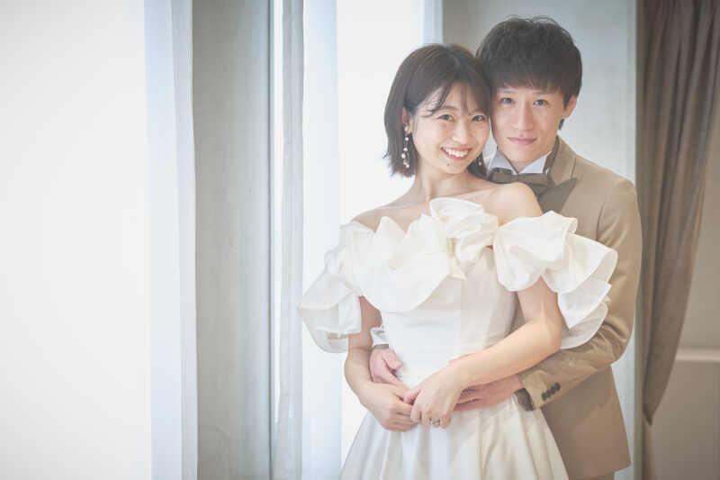 カメラ目線でも、パートナーを見つめている表情を。また、お気に入りのドレスが映える角度や光にもこだわって撮影しています。