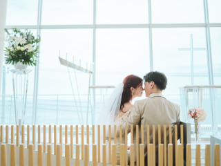 海が広がるチャペルで、ふたりきりの静かな時間。誰もいない参列席に並んで座り、そっと交わしたキス。写真に残したくなるのは、こんな自然な一瞬かもしれません。