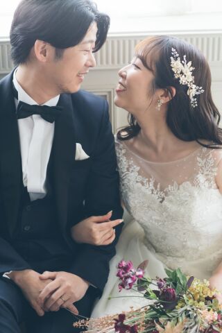 一般的な「韓国フォト」とは一線を画し、自然な瞬間を重視する独特のアプローチで撮影しています。それが写真の美しさを引き立て、見る人に心地よさを感じさせる点が特徴です。