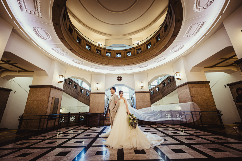 空間のスケール感と優しさの中にどこか凛とした空気をまとった、特別なワンカットです。「自分たちらしさを、特別な空間で美しく残したい」——そんな想いを持つおふたりに、お届けした1枚です。