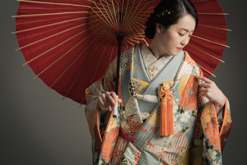 和装も洋装もお任せください。スタジオではライティングを活かした撮影をいたします。