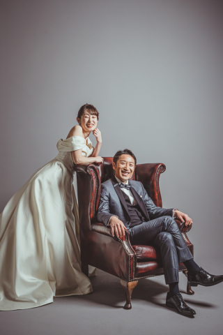 自然にこぼれる笑顔も、スタジオのライティングがつくる光の中で、より美しく。おふたりらしい空気感を大切にしながら、どこか印象に残る一枚へ。