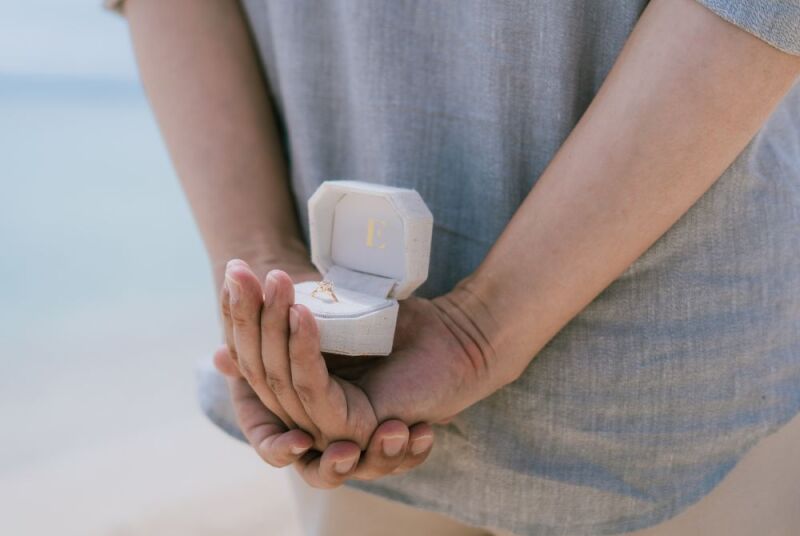 指輪を後ろに隠し持って。。。