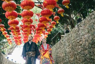 華やかな琉球王朝時代の町並みロケ地で琉装撮影