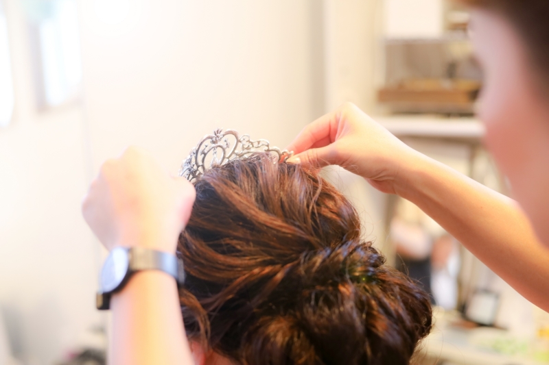 スタイリストとどんなヘアメイクにするか相談します