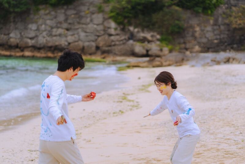 お互いをキャンバスに見立て、好きな色をペイント♪