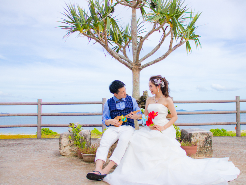 シーサーと一緒に沖縄らしいウェディングフォト