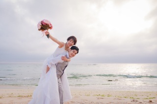 マジックアワーの沖縄ビーチロケ！大満足ウェディングフォト♡