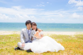 お二人の思い出のぬいぐるみと一緒に！ビーチロケ撮影♪