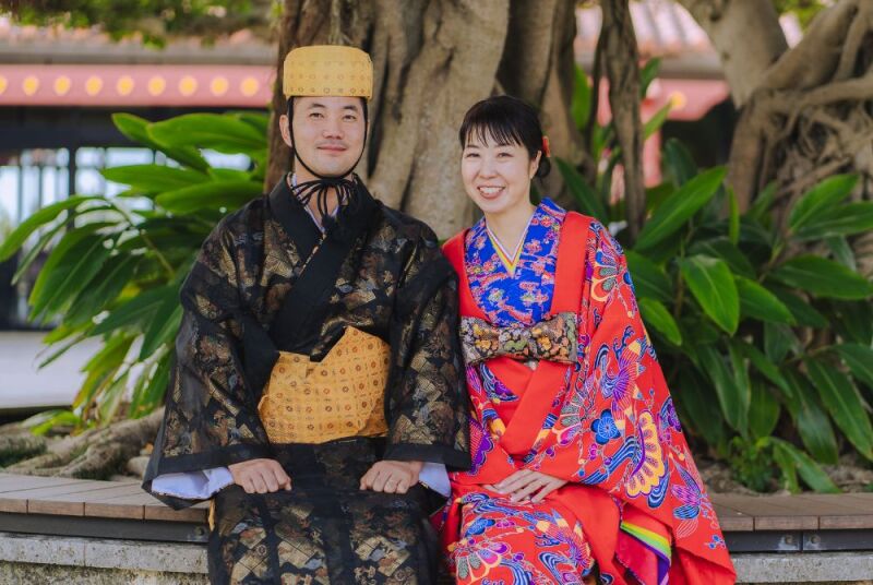 沖縄の伝統的な正装「琉装」へ衣装チェンジ。