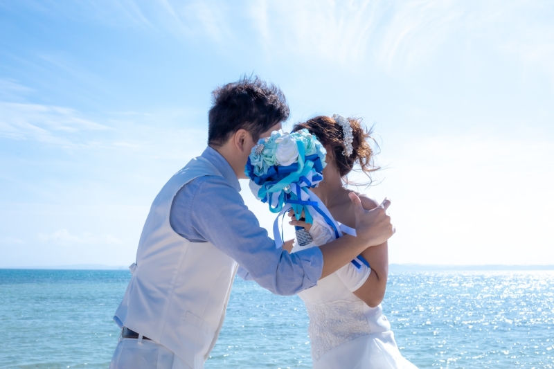 沖縄の美しい海をバックに照れつつキスショット!
