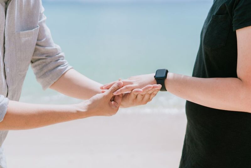 大切な彼女の指に二人の愛の証を。。