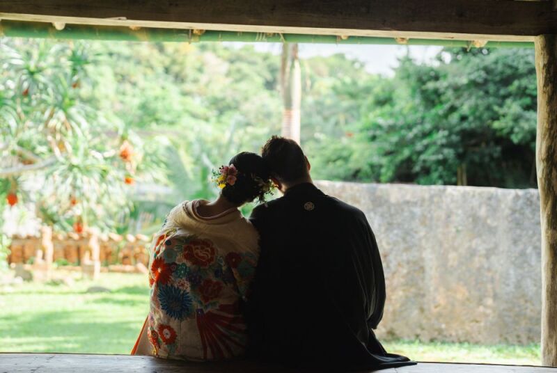 古民家の縁側に腰かけシルエットショット