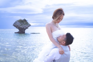 沖縄っぽい岩の前で♬