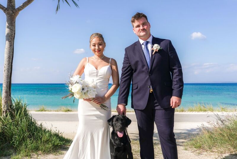 愛犬ちゃんとスリーショット、海をバックに