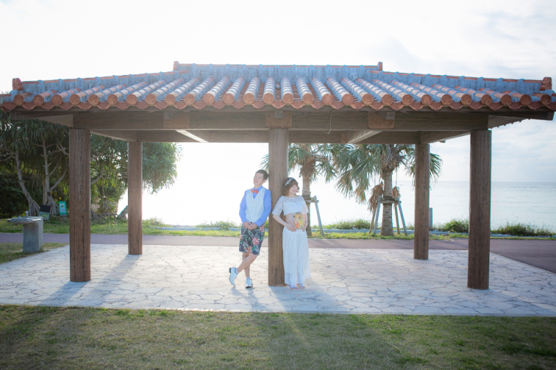 沖縄の瓦のカジボーの下で