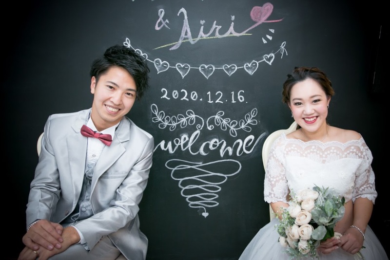 ブラックボードの前で