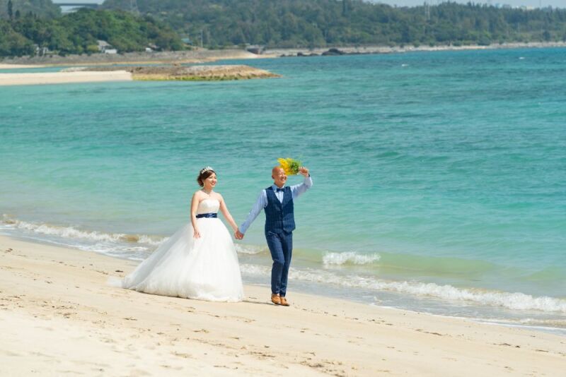 沖縄の海でリラックスした自然なショット