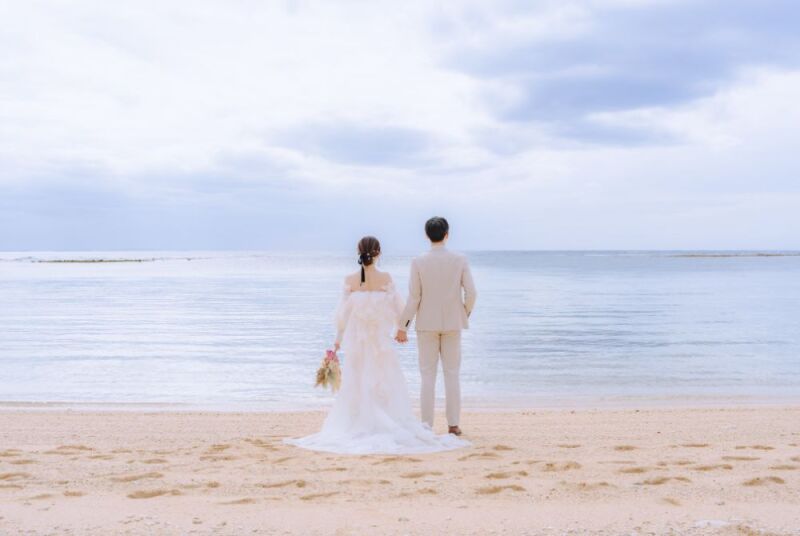 沖縄ならではの透き通る青い海を目の前に