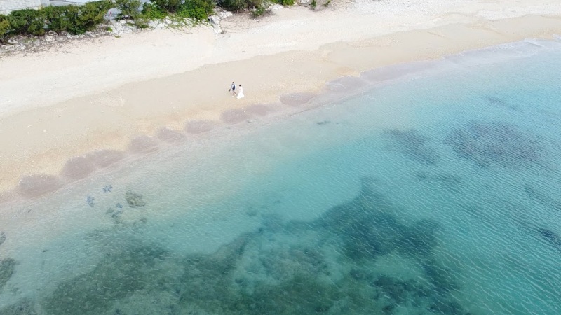 青い海でドローンショット