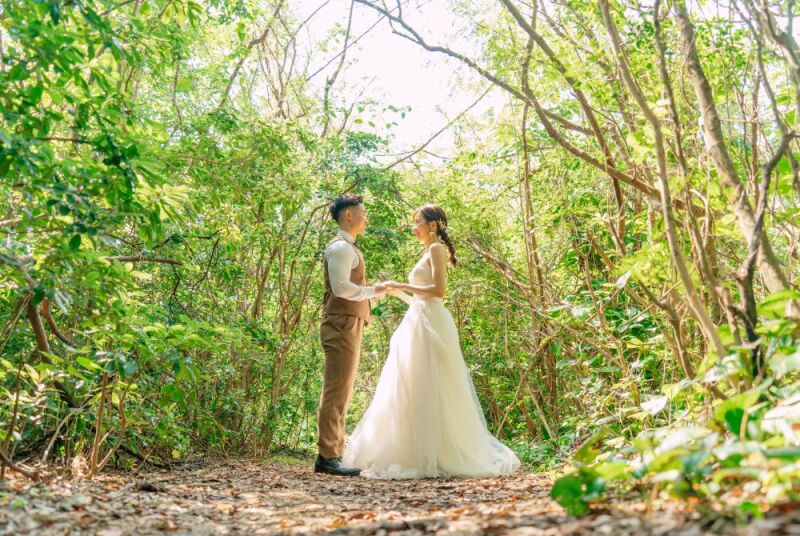 沖縄の亜熱帯植物に囲まれたグリーンでの撮影