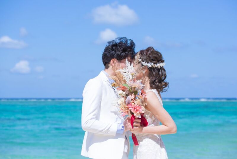 お顔を隠しキスショット♡