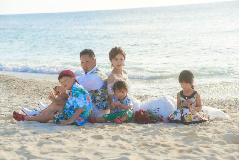 海辺で家族写真