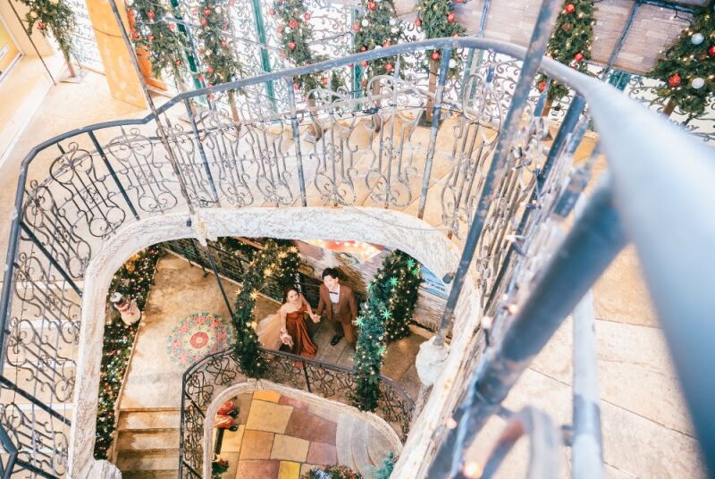 まるで宮殿内の階段?