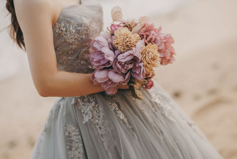 キラキラ輝くグリッターが眩しく華やかな1着♡