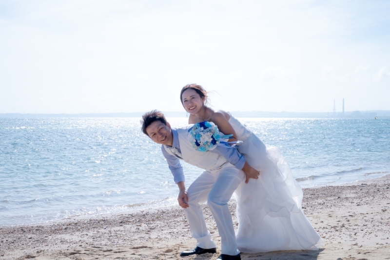 青い海と人の少ないビーチでリラックスしてロケ撮影