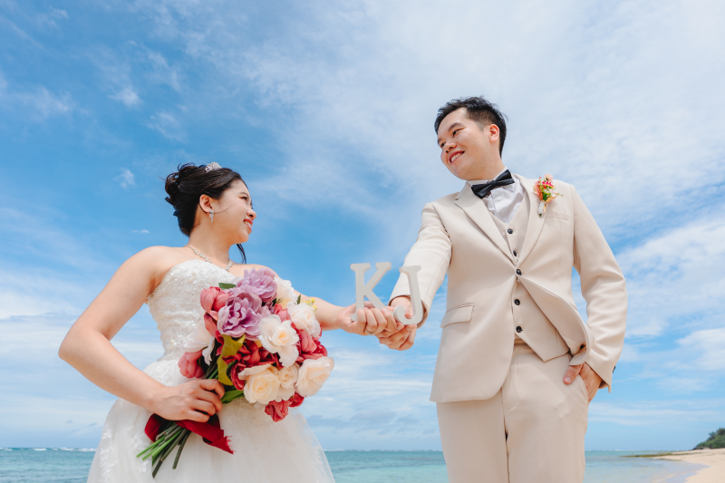 沖縄の青い空とビーチがお二人をウェルカム!