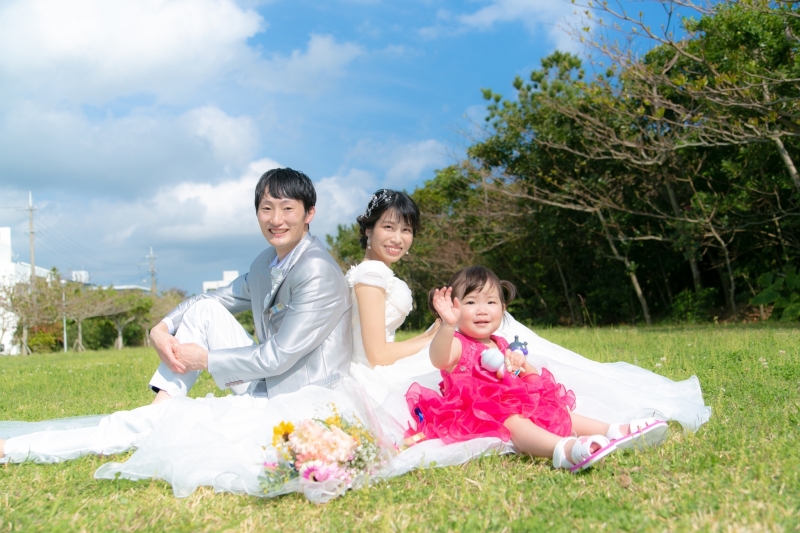 笑顔で手を振る