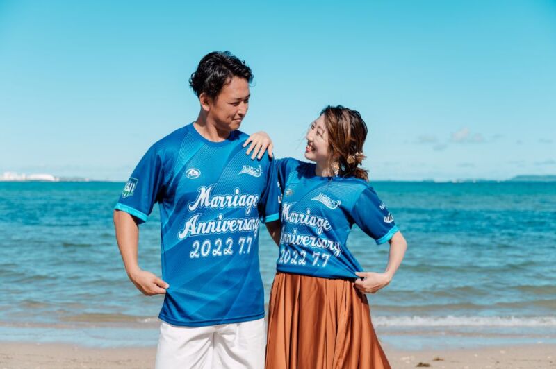 オリジナルTシャツを着て