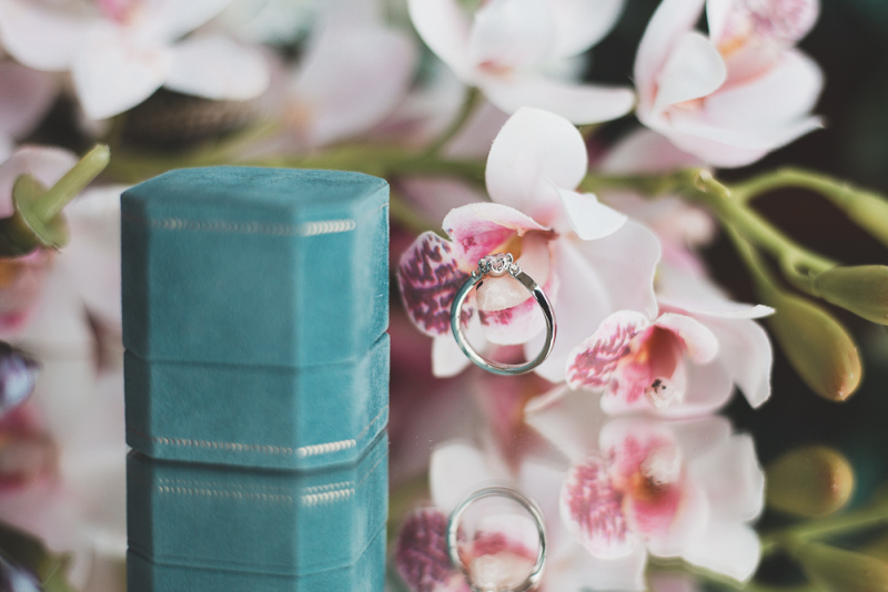 お支度中に指輪ショット