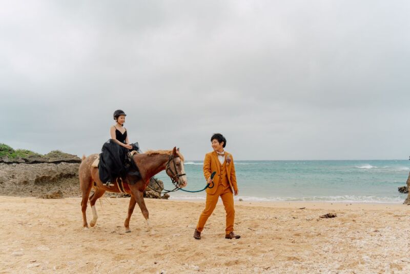 新郎様が優しく手綱をひいて。。