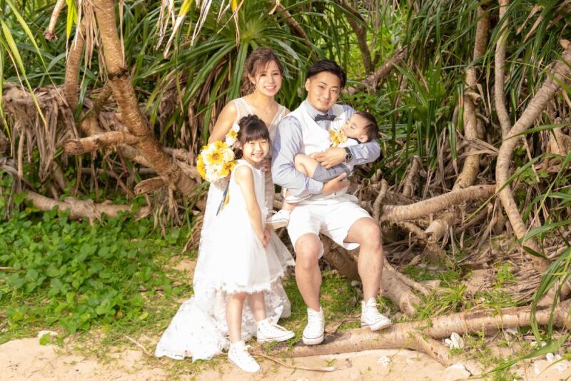 グリーンをバックにファミリーフォト