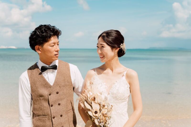 澄んだ海をばっくに