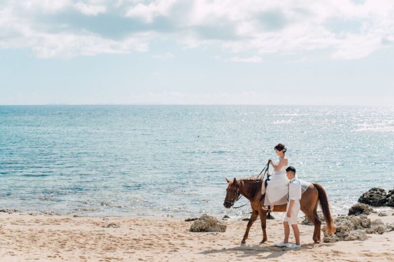 海辺での乗馬も素敵♡
