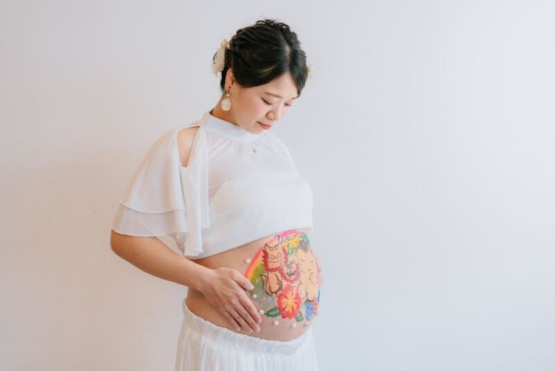 ママが愛おしそうにベイビーちゃんをタッチ。。