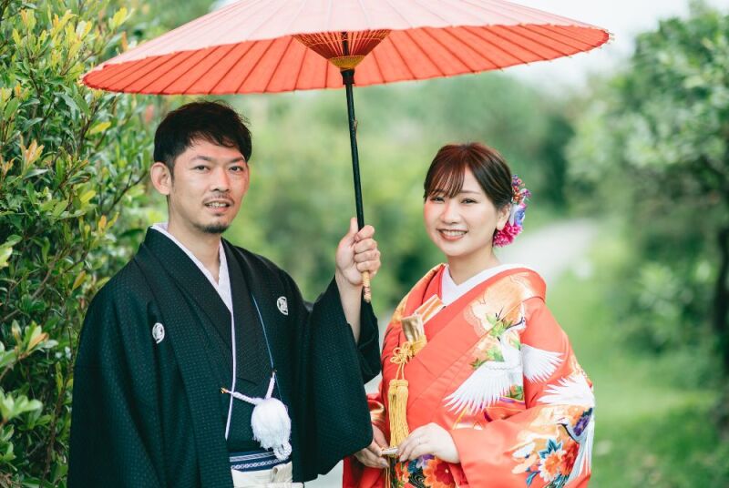 和装の美しさをより一層引き立てる和傘ショット