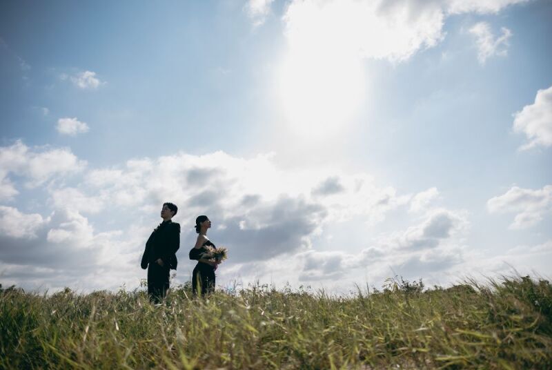 ビーチとは違った表情を楽しめる芝生フォト