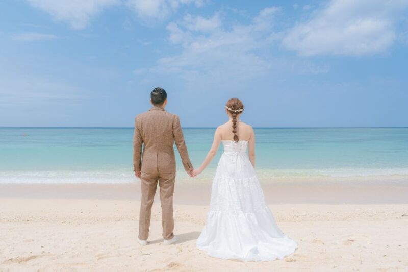 海を見つめながらバックショット