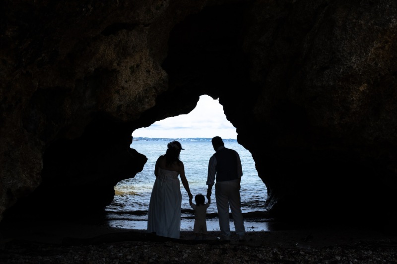 洞窟の中でシルエットショット