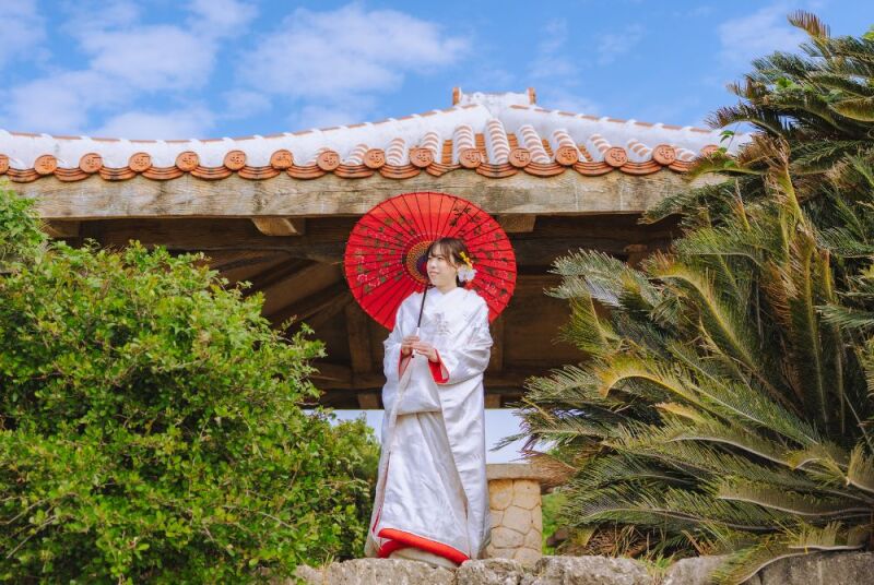 こちらも素敵な一枚♪沖縄の瓦屋根を背後に